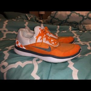 Tennessee Volunteers Nike Run 2017 model.